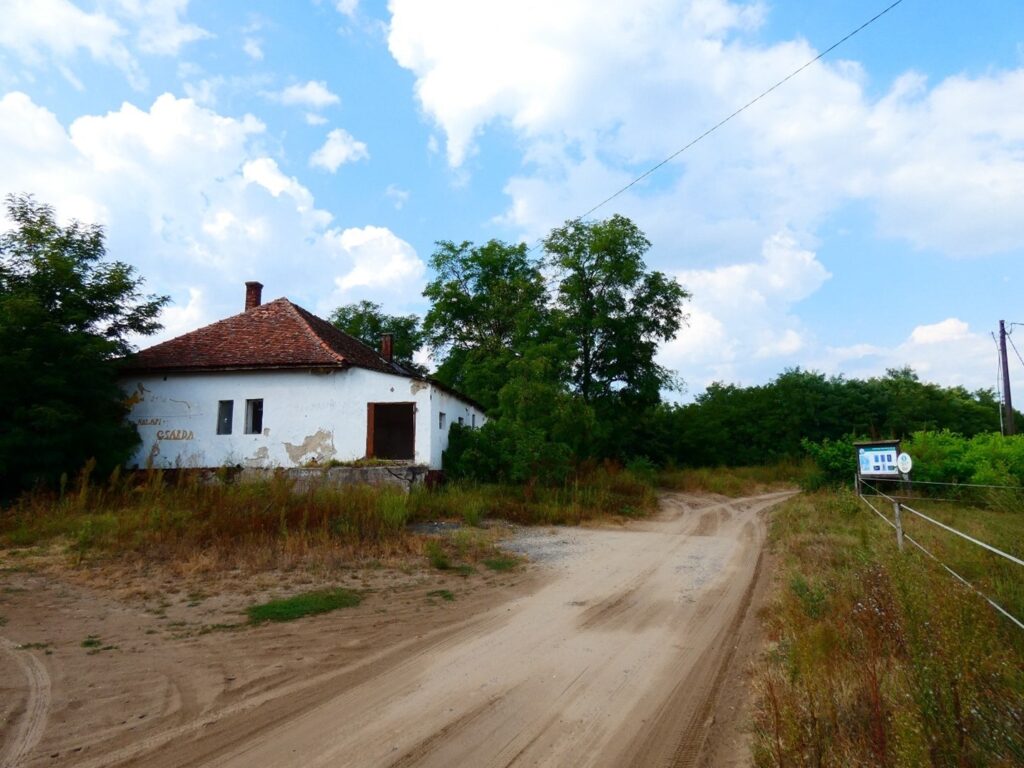 A halápi csárda jelenlegi állapotában A halápi csárda jelenlegi állapotában Debrecen közelében