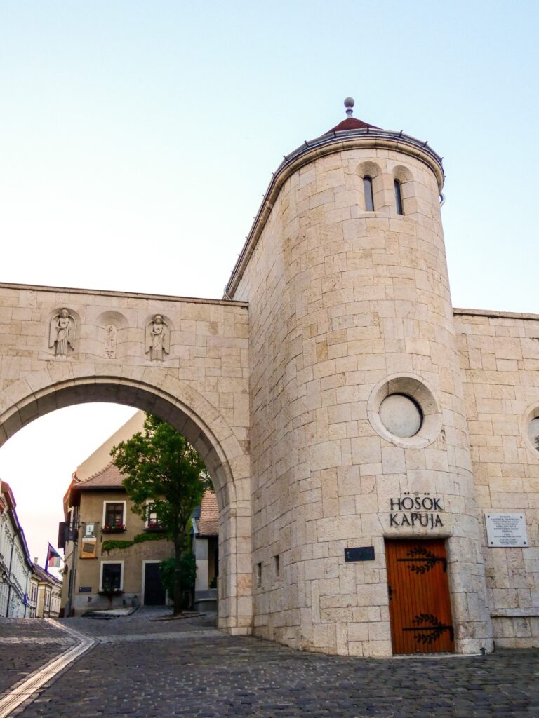 a veszprémi a hősök kapuja veszprémben a hősök kapuja
